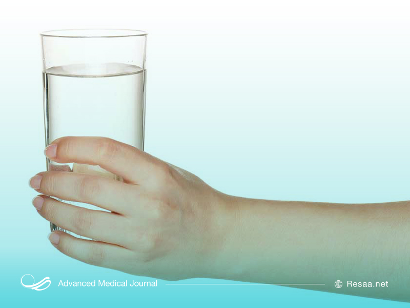 با نوشیدن اب میتوان از خشکی گلو جلوگیری کرد.