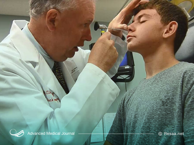 علایم سینوزیت شامل آبریزش بینی و سردرد می‌باشد.