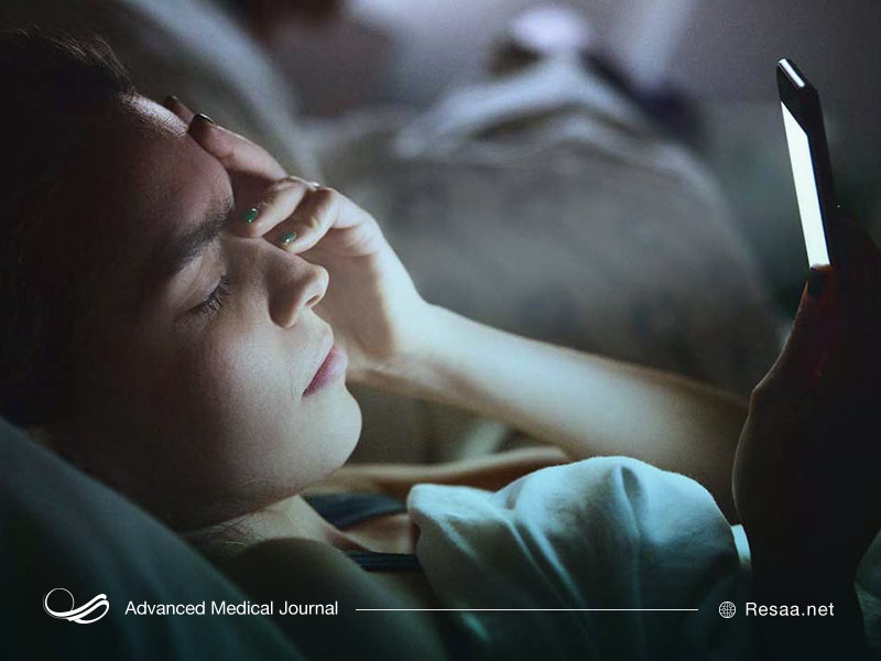 نگاه خیره به صفحه موبایل یا کامپیوتر میتواند سبب پرش پلک شود.