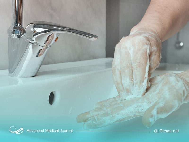 یکی از دلایل پوسته شدن دستها شستن مکرر آنهاست.