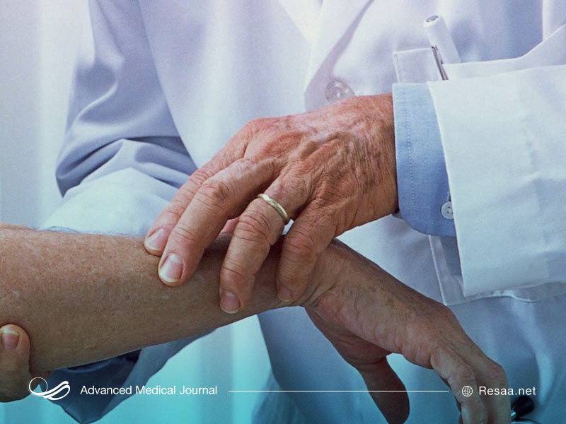 برای درمان پوسته پوسته شدن کف دست در صورتی که درمان‌های خانگی تاثیرگذار نبود به پزشک متخصص مراجعه کنید.