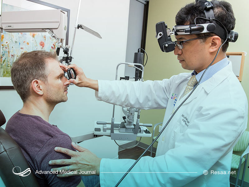 بررسی چشم توسط پزشک