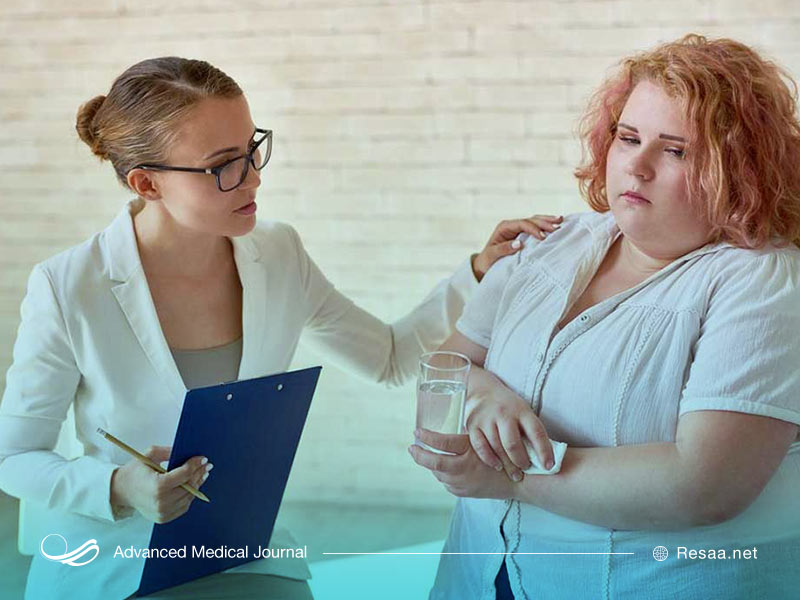 معاینه فرد مبتلا به سندرم توسط متخصص