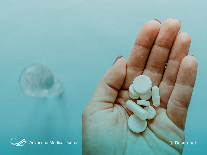 قرص زولپیدم ( زولپیدم 5 و زولپیدم 10) را به طور کامل با یک لیوان آب قورت دهید